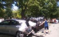 В Запорожье водитель на скорости смял автомобили и снес людей на обочине