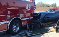 Автомобиль Tesla на автопилоте протаранил пожарную машину
