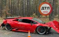 Под Киевом водитель Lamborghini влетел в дерево на скорости 200 км/час
