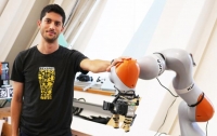 Инженеры научили робота различать предметы