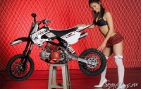 Голая девушка оседлала кроссовый мотоцикл (dirt bike) (ФОТО)