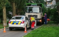 Жуткое ДТП в Киеве: мусоровоз переехал мужчину