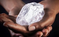 Пенсионерка нашла в парке алмаз почти в три карата