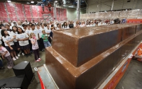 В Америке создали гигантскую плитку шоколада, чтобы пропагандировать здоровое питание (ФОТО)