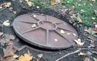 Ловушки под листьями: в Киеве женщина провалилась в опасный люк