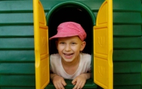После удаления опухоли  7-летнея девочка смеется круглые сутки