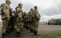 Турчинов предложил увеличить зарплату военным