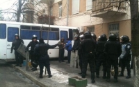 Силовики со щитами окружают МВД