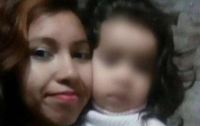Мать жестоко убила 2-летнюю дочь и бегала с трупом по улице