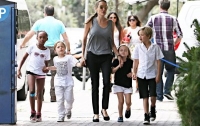 Анджелина Джоли с детьми посещает психотерапевта