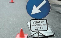 В Киеве с Южного моста упал грузовик