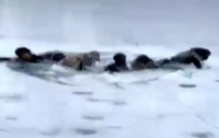 Туристки запечатлели на видео провалившихся под лед подростков