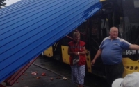 В Киеве автобус влетел в остановку, а людей ожидавших транспорт, разбросало по асфальту