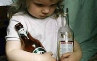 В Великобритании трехлетний ребенок стал алкоголиком 