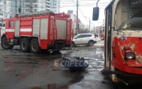 В Киеве трамвай сошел с рельсов после столкновения с грузовиком