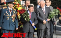 Азаров цветами почтил память партизан (ФОТО)