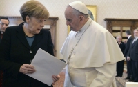 Папа Римский рассказал о звонке от взбешенной Меркель