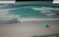 Водитель с улыбкой утопил свою машину в океане и попал на видео