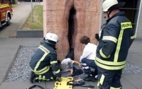 Американский студент застрял в скульптуре огромной вагины в Германии