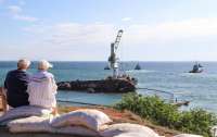 Эпопея с Delfi: в Одессе подняли и поставили на киль скандальный танкер (видео)