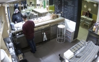 Мужчина с помощью гипноза ограбил кафе (ВИДЕО)