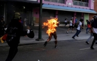 Во время массовых протестов в Венесуэле подожгли молодого парня