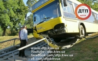 Масштабное ДТП в Киеве: водитель автобуса с инфарктом вылетел с дороги