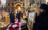 Януковичу подарили икону с капелланом УПА