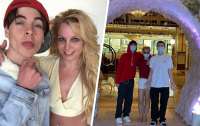 Бритни Спирс поделилась редкими фото с сыновьями