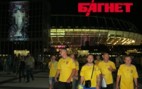 Счастливые украинские болельщики облили пивом машину ГАИ