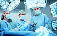 Чилийские хирурги смотрели футбол во время операции (видео)
