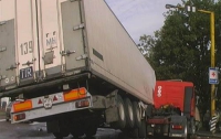 На трассе Киев-Чоп фура врезалась в два грузовика и разлила 10 тонн кислоты