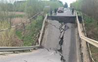Под Львом на оживленной трассе рухнул мост (видео)