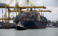 К российским берегам: в Ильичевском порту вовсю грузят арестованную партию стратегического сырья 