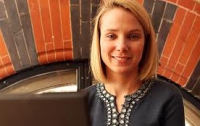Yahoo назначила своим директором блондинку из Google