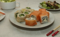 В Киеве пять человек отравились суши