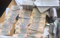 В Киеве на взятке в 650 тыс. гривен задержали чиновника 