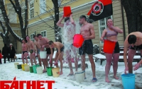 В центре Львова голые националисты обливались водой (ФОТО)