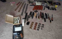 В Мариуполе полицейские изъяли у местного жителя арсенал оружия и боеприпасов