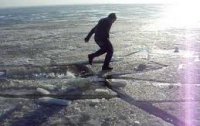 В Одессе любитель прогулок провалился под лед... в полутора километрах от берега
