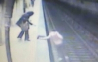 Убийца скинула девушку на рельсы метро и не дала вылезти на платформу