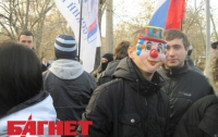 В Симферополе молодежь в масках призвала отказаться от выпивки на Новый год (ФОТО)