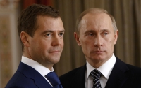 Медведев и Путин вливают миллиарды долларов, чтобы спасти рубль от обвала