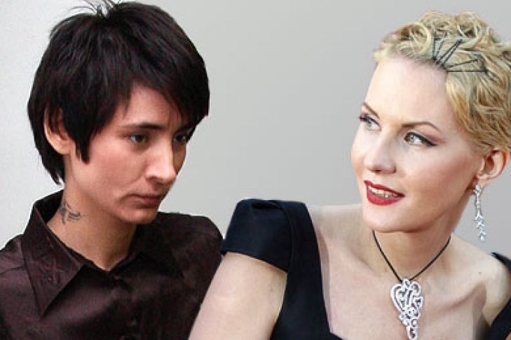 Арқасында иероглифтері бар порно актриса