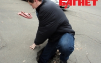 В Соломенском районе Киева люди проваливаются под асфальт (ФОТО, ВИДЕО)