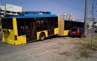 В Киеве троллейбус лопнул пополам посреди дороги