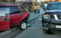 Авария в Киеве: внедорожник врезался в легковушку