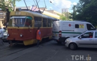 Инкассаторы врезались в трамвай на Подоле, парализовав движение
