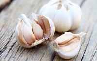Повар открыл способ секундной очистки чеснока (видео)