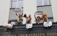 На крыше Генпрокуратуры FEMEN требовали смерти изуверам из Николаева (ФОТО, ВИДЕО)